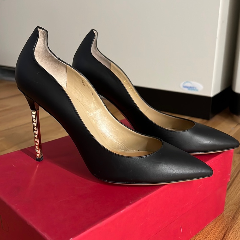 Valentino rockstud pumps in black/gold 39.5